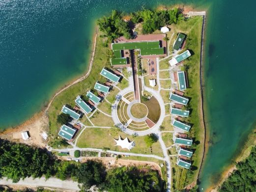 假日星球·万绿湖心乐青谷太空舱露营地
