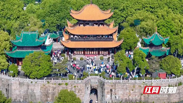 游人如织 岳阳楼景区“五一”首日接待游客15万人次
